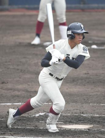 　１回、適時二塁打を放つ大阪桐蔭・谷口勇人（撮影・石井剣太郎）