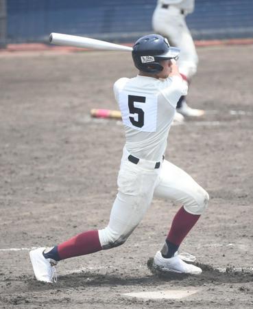 　３回、２ランを放つ大阪桐蔭・伊藤櫂人（撮影・石井剣太郎）