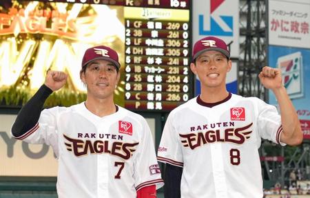 ヒーローインタビュー後、ポーズをとる楽天の鈴木大（左）と辰己＝楽天生命パーク
