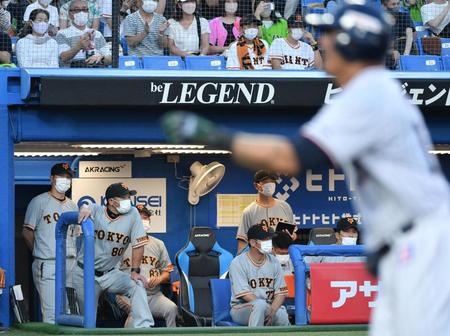 　１回、オスナ（手前）に満塁弾を浴び、４試合連続満塁本塁打被弾の記録を更新した巨人ベンチ（撮影・佐々木彰尚）