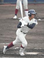 　１回、適時二塁打を放つ大阪桐蔭・谷口勇人（撮影・石井剣太郎）