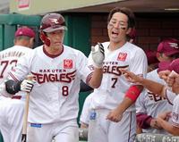 ６回、スクイズを決め、ベンチで鈴木大（右）らに迎えられる楽天・辰己＝楽天生命パーク