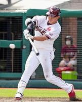 ２回、辰己が右中間へ適時三塁打を放つ＝楽天生命パーク