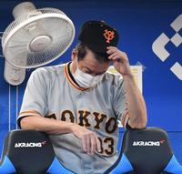 　７回、帽子をかぶり直す原監督（撮影・佐々木彰尚）