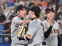 　勝ち越し２ランを放った丸を出迎える原監督（撮影・佐々木彰尚）