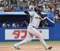 　９回、丸は右越えに２ランを放つ（撮影・佐々木彰尚）