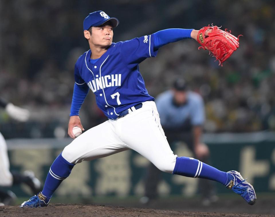 ８回、陽川を打ち取る根尾（撮影・田中太一）