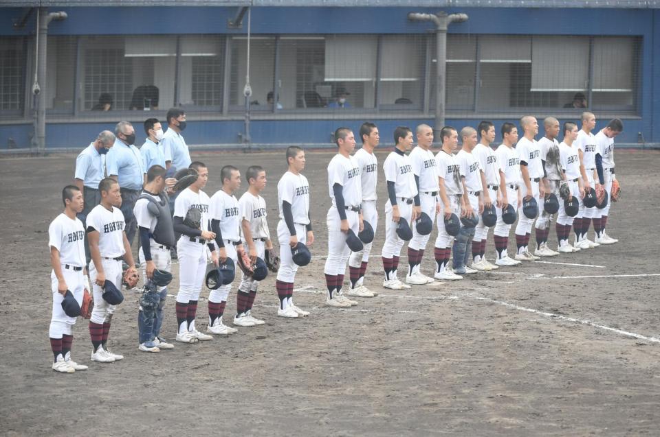 　試合に勝利し、整列する関大北陽ナイン＝（撮影・石井剣太郎）