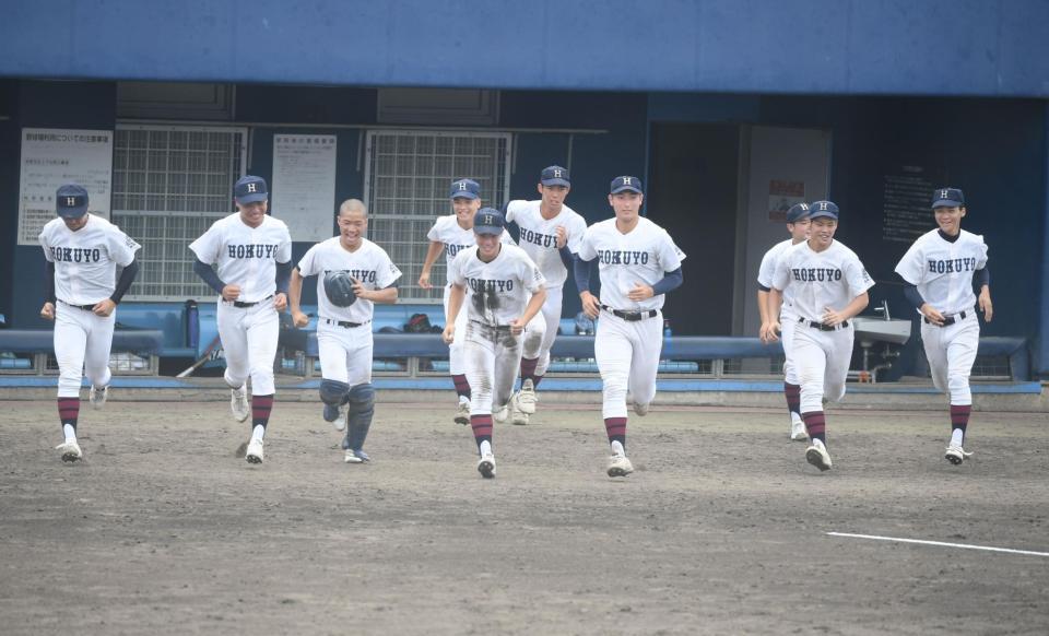 　試合に勝利した関大北陽ナイン（撮影・石井剣太郎）