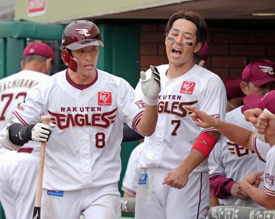 ６回、スクイズを決め、ベンチで鈴木大（右）らに迎えられる楽天・辰己＝楽天生命パーク