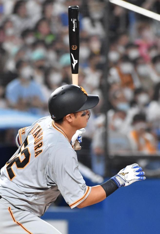 　４回、北村は左前に適時打を放つ（撮影・佐々木彰尚）