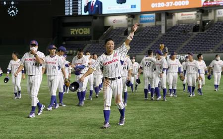 　鷺宮製作所に勝利し、スタンドに手を振るホンダ熊本・川嶋（中央）ら