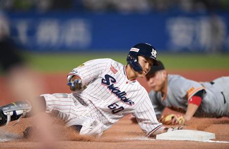 　５回、中越え三塁打を放ち三塁に滑り込む武岡（撮影・開出牧）