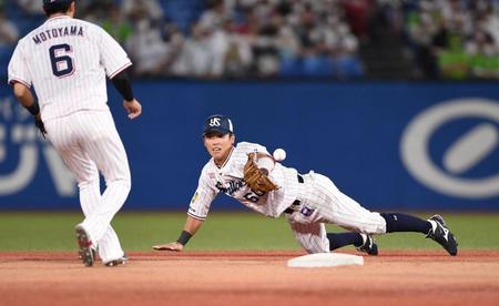 　５回、北村の打球に飛びつきグラブトスで華麗な併殺プレーを見せる武岡（撮影・開出牧）