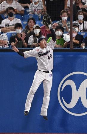 　８回、大城の右飛をフェンス際で飛びつく渡辺（撮影・開出牧）