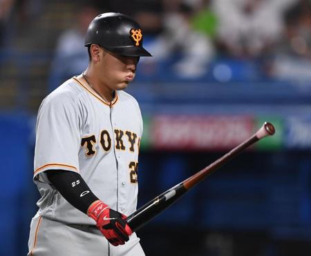 　７回、二飛に倒れ肩を落としながら引き揚げる岡本和（撮影・開出牧）