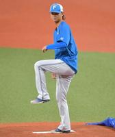 　マウンドを確認する田中（撮影・神子素慎一）