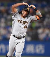 　８回、中越えソロを放ちポーズを決めながらベースを回るウォーカー（撮影・開出牧）