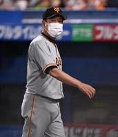 　８回、投手交代を告げた原監督（撮影・開出牧）