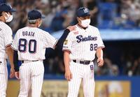 　連敗を６で止め初勝利を挙げほっとした表情の松元監督代行（右）＝撮影・開出牧