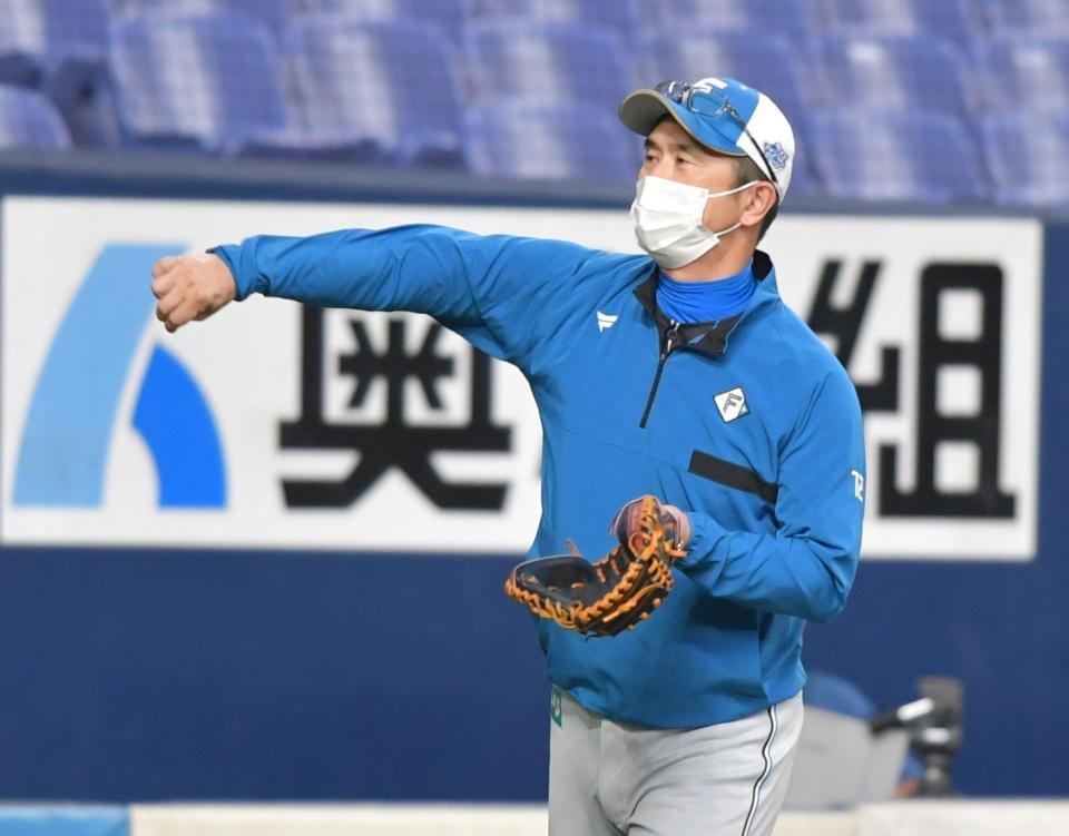 　監督代行を努める山田バッテリーコーチ（撮影・神子素慎一）