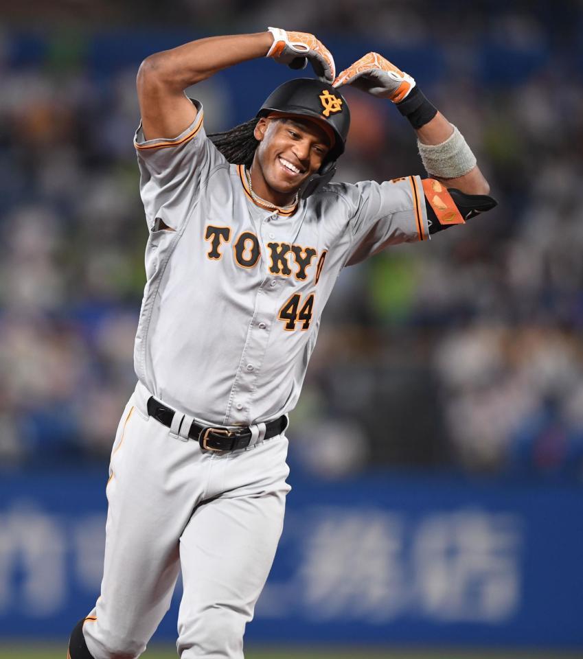 　８回、中越えソロを放ちポーズを決めながらベースを回るウォーカー（撮影・開出牧）