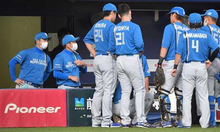 　円陣を組む日本ハムナインと山田勝彦監督代行（左端）＝撮影・神子素慎一