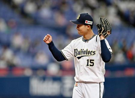 　４回を抑え、ガッツポーズする椋木