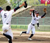 　九回２死二、三塁で広陵・真鍋を中飛に打ち取り勝利した英数学館・末宗興歩は、チームメートと喜びを爆発させる。