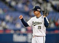 　４回を抑え、ガッツポーズする椋木