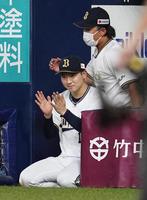　日本ハムに勝利し、ベンチで手をたたいて喜ぶオリックス・椋木（左）