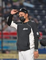 　西武に勝利し、ファンにあいさつする井口監督