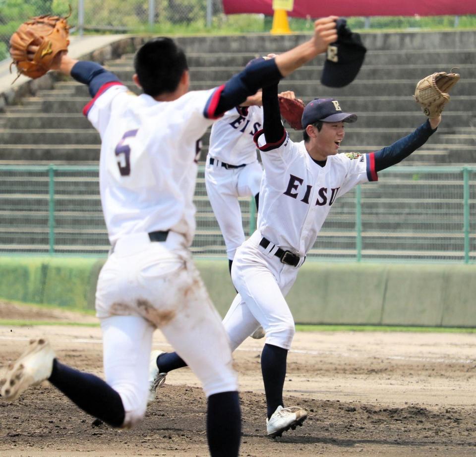 　九回２死二、三塁で広陵・真鍋を中飛に打ち取り勝利した英数学館・末宗興歩は、チームメートと喜びを爆発させる。