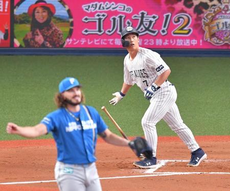 　６回、ポンセ（手前）から左越えに同点２ランを放つ吉田正（撮影・吉澤敬太）