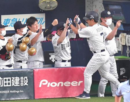　６回、左越えに同点２ランを放ち、中嶋監督（中央）らとタッチする吉田正（右から２人目）＝撮影・吉澤敬太