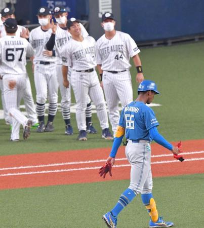 　９回、内野ゴロに倒れ、勝利を喜ぶオリックスナインを横目にベンチへ戻る最終打者の万波（撮影・吉澤敬太）