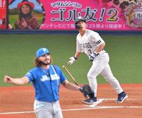 　６回、ポンセ（手前）から左越えに同点２ランを放つ吉田正（撮影・吉澤敬太）