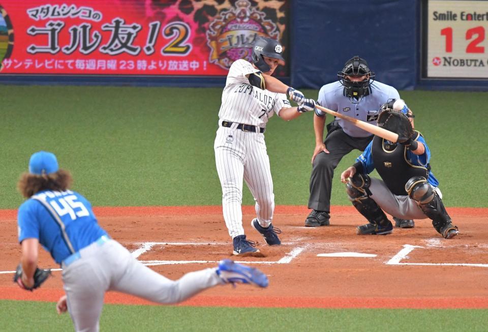 　６回、ポンセ（手前）から左越えに同点２ランを放つ吉田正（撮影・吉澤敬太）