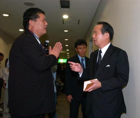 球団関係者と通路で話し合う足高圭亮氏（右）＝２００４年撮影