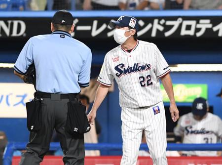 　投手交代を告げる高津監督（撮影・棚橋慶太）