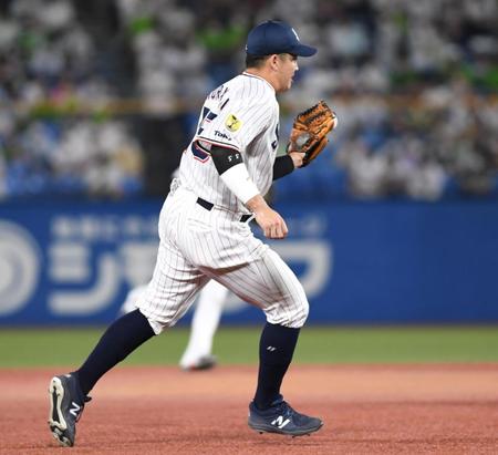 　８回、菊池涼の打球をファンブルする村上（撮影・棚橋慶太）