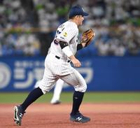 　８回、菊池涼の打球をファンブルする村上（撮影・棚橋慶太）