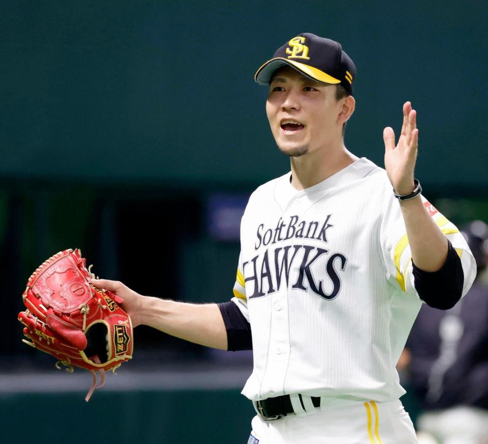 　６回、ピンチをしのぎ、グラブをたたく千賀＝２１日