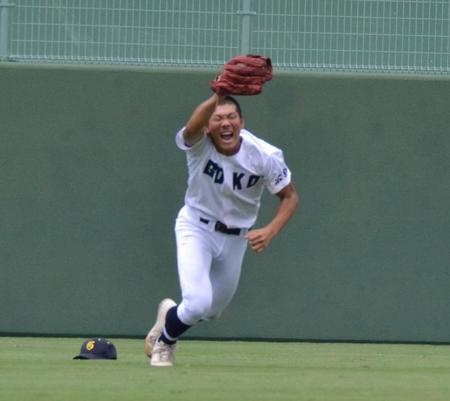 　中飛を捕球し、勝利を喜ぶ呉港・田中