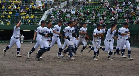 　勝利を喜ぶ呉港ナイン