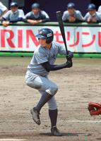 　９回、勝ち越しのソロ本塁打を放つ西村