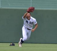　中飛を捕球し、勝利を喜ぶ呉港・田中