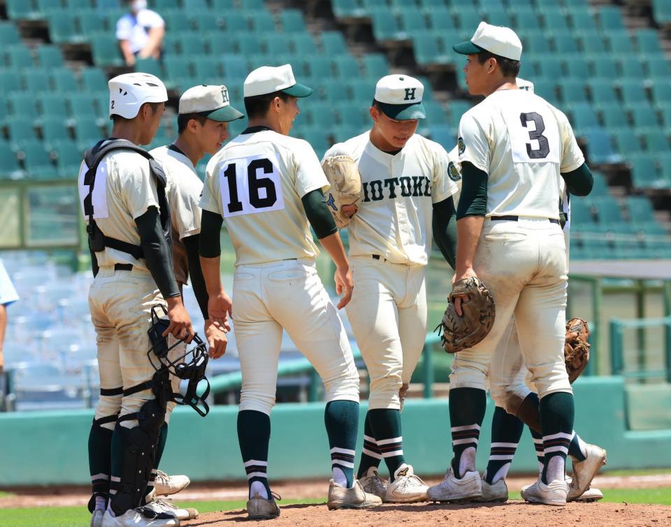 　１１回、明石商に勝ち越しを許し、マウンドに集まる報徳の選手たち