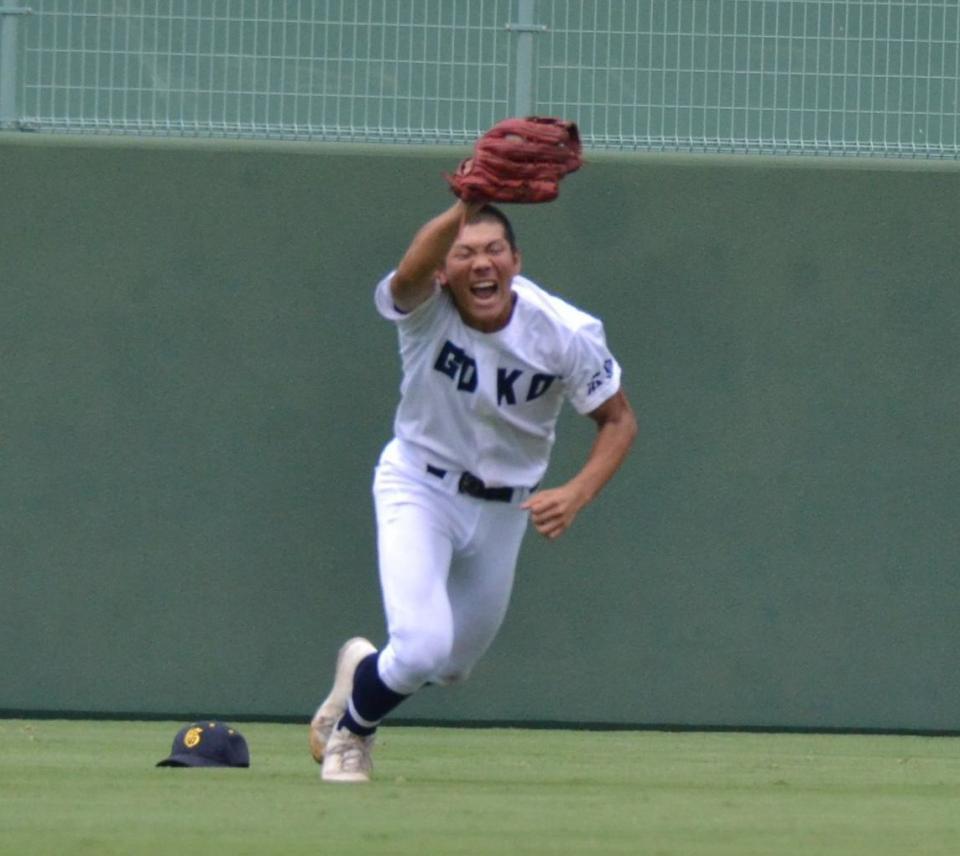 　中飛を捕球し、勝利を喜ぶ呉港・田中
