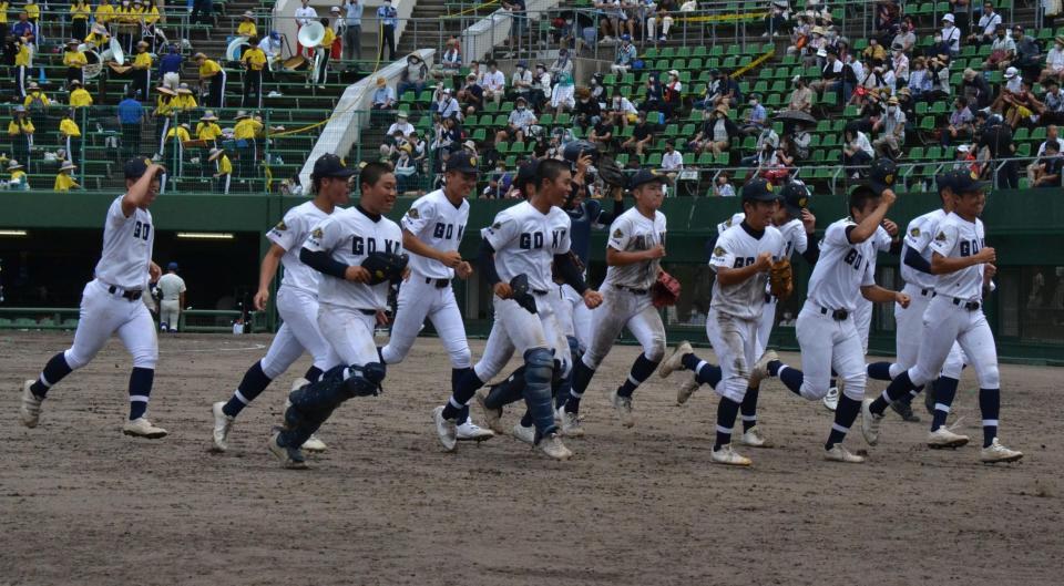 　勝利を喜ぶ呉港ナイン